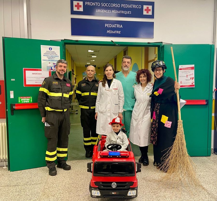 Con i Vigili del fuoco una Befana speciale per i bimbi del Beauregard Con i Vigili del fuoco una Befana speciale per i bimbi del Beauregard