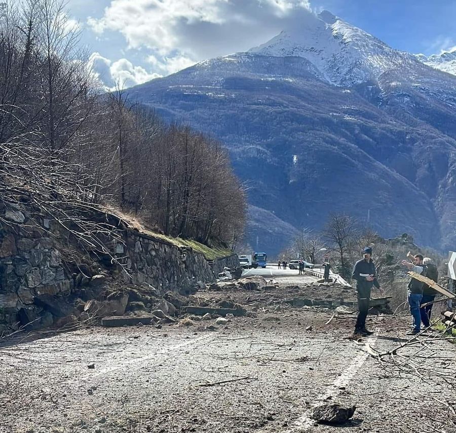 La frana in località Ronc Grangia (foto da Fb 'Amici dei Vigili del fuoco volontari di Pont-Saint-Martin)