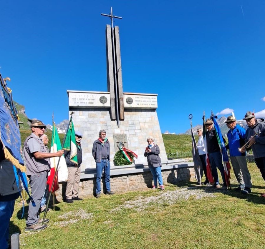 Soci dell'ANEI VdA al Monumento eretto al Colle del Piccolo San Bernardo per commemorare gli internati militari italiani e i Caduti nei campi di concentramento