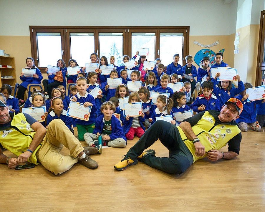 Dagli Alpinisti InSuperAbili gli attestati ai piccoli studenti della Primaria di Valtournenche