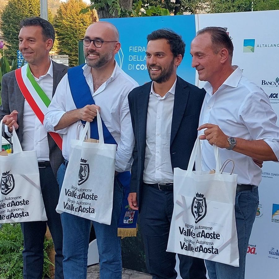Da sn: il sindaco di Cortemilia, Roberto Bodrito, il Presidente della Provincia di Cuneo, Luca Robaldo, l’assessore Marco Carrel e il Presidente della Regione Piemonte, Alberto Cirio