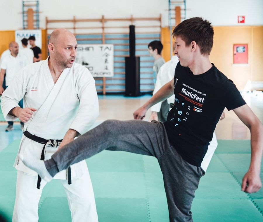 Il Maestro Marco Sebastianelli con un giovanissimo allievo (photo credit Max Monticone