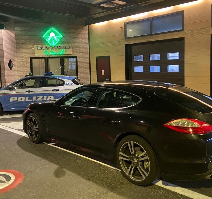 Fermato al traforo del G.S. Bernardo su una Porsche Panamera rubata
