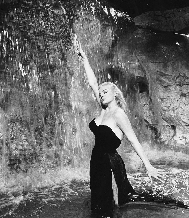 'Bagno nella fontana di Trevi'; fotogramma, 1960