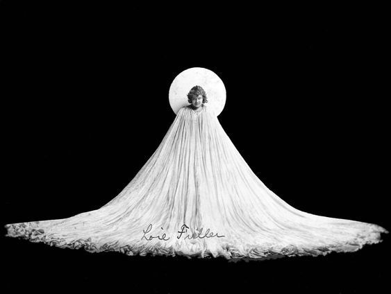Loïe Fuller; la danzatrice che sfiorò l’infinito con la seta e la luce