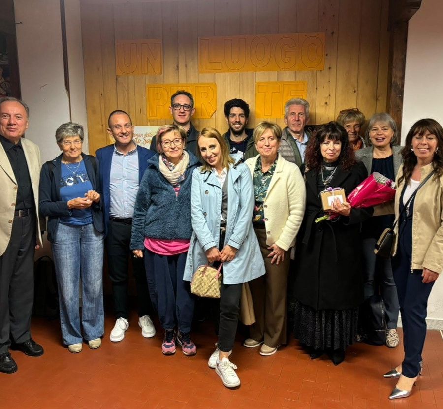 Foto di gruppo per i membri de 'Il Mandorlo Fiorito'