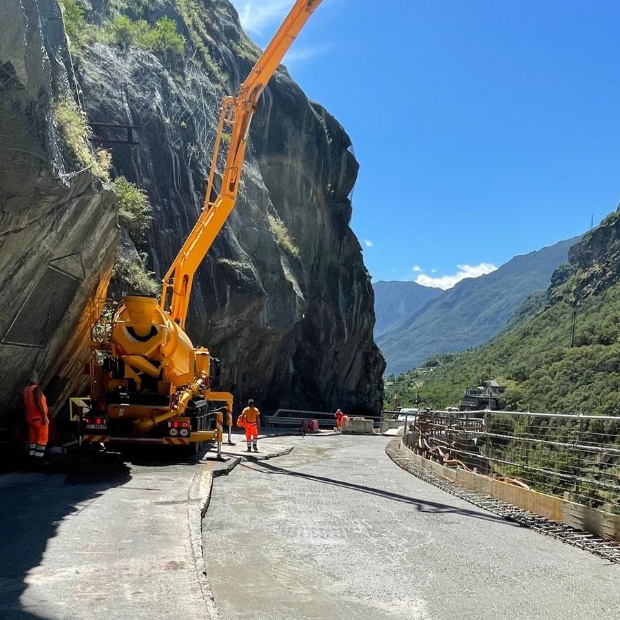 Il getto della soletta lungo il tratto allargato della Mongiovetta