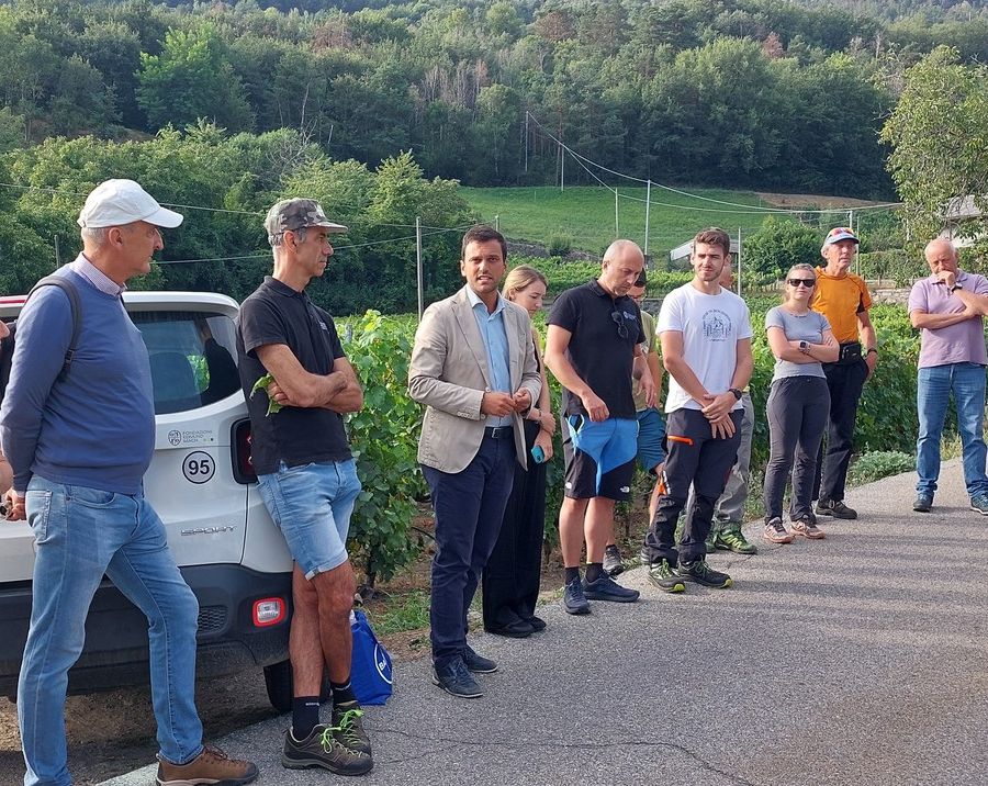 L'assessore Marco Carrel (al centro) insieme ad alcuni viticoltori che hanno partecipato al convegno