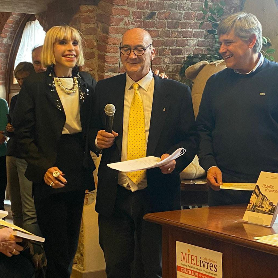 La consegna della pergamena a Marina Rota