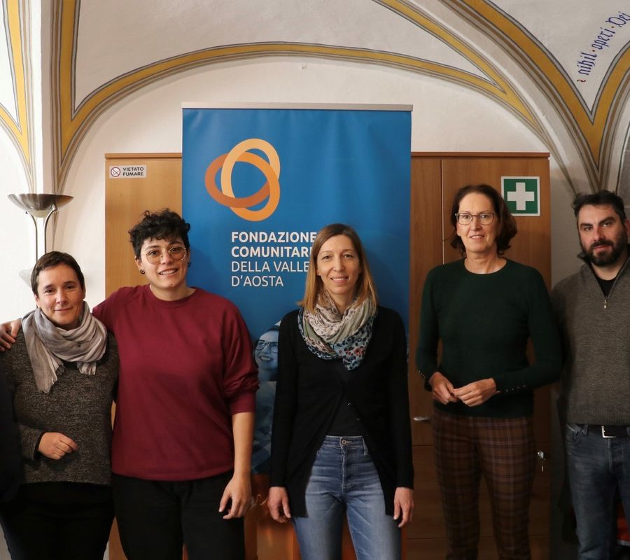Da sn Patrik Vesan; Carol Roncali; la responsabile del servizio per la Cooperativa Noi&amp;gliAltri, Lucia Poli; la responsabile del servizio per la Cooperativa La Libellula, Paola Baccianella; Micol Laurencet e Diego Joyeusaz di Fondazione comunitaria Valle d’Aosta