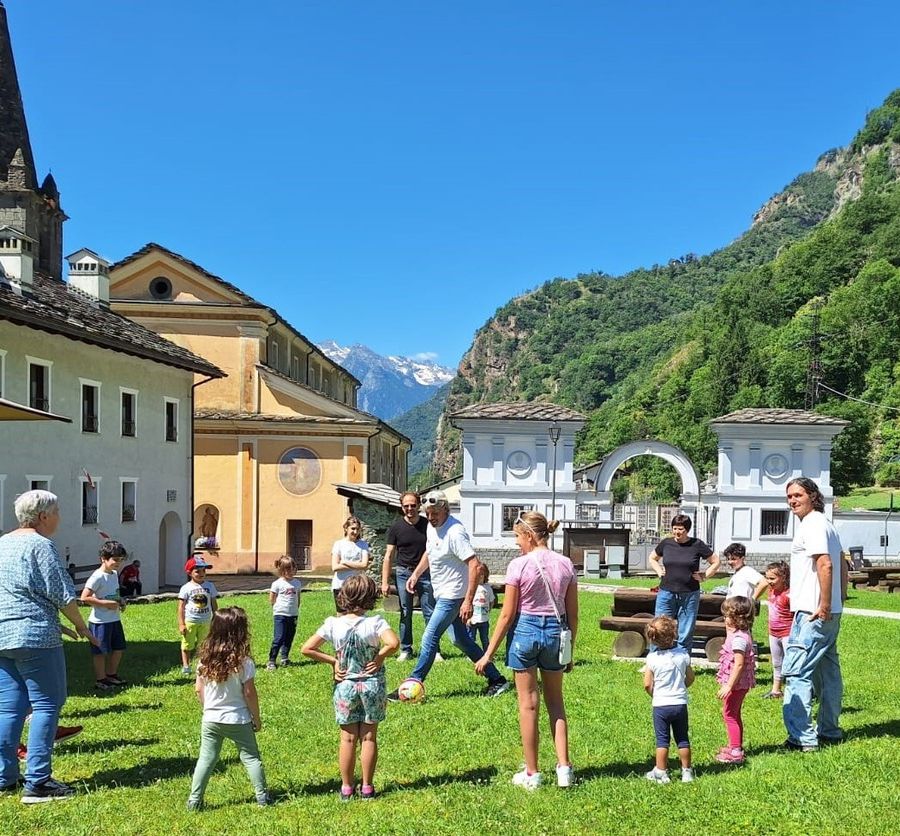 Moreno Torricelli gioca con i bambini della scuola dell'infanzia di Lillianes