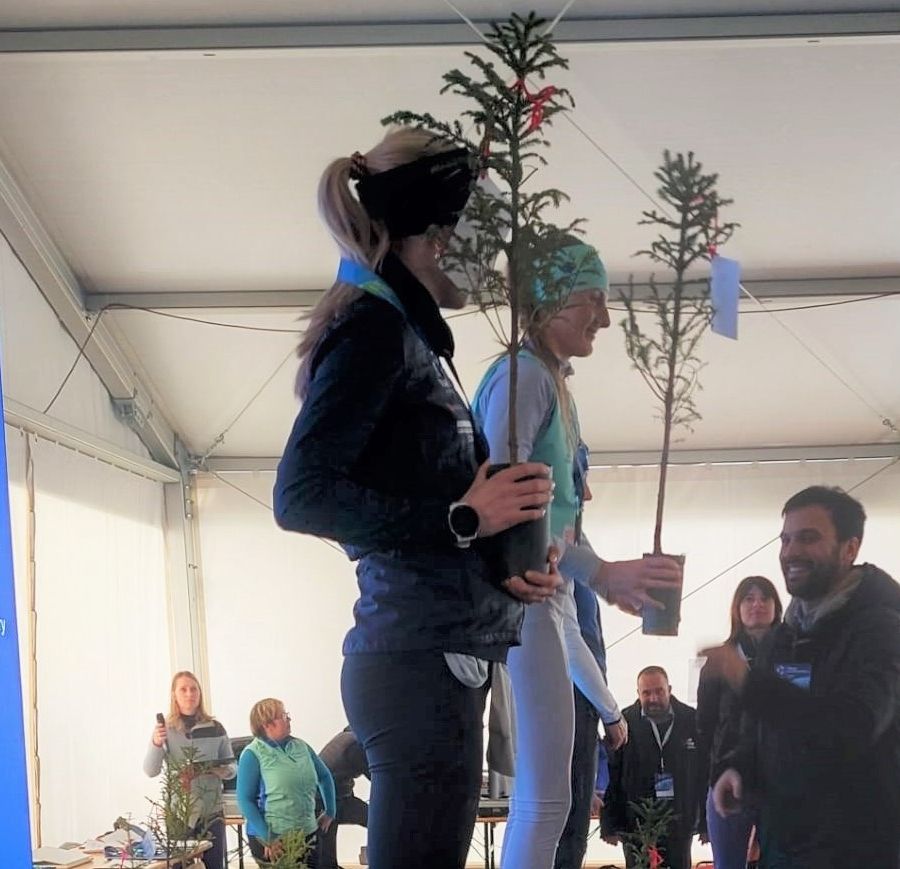 L'assessore Marco Carrel con due atlete premiate
