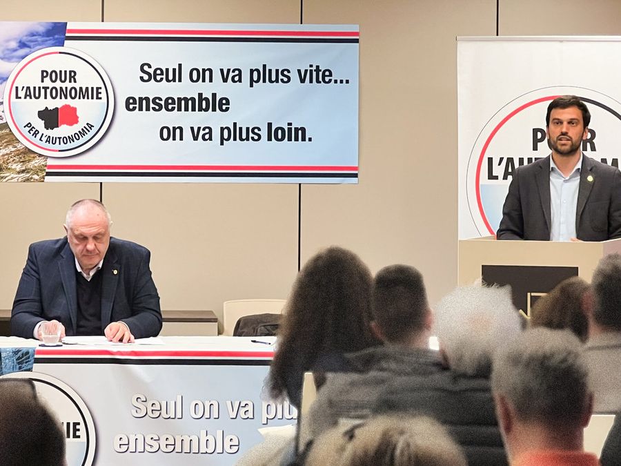 Il consigliere regionale Aldo di Marco (a sn) e l'assessore Marco Carrel durante i lavori dell'Assemblea