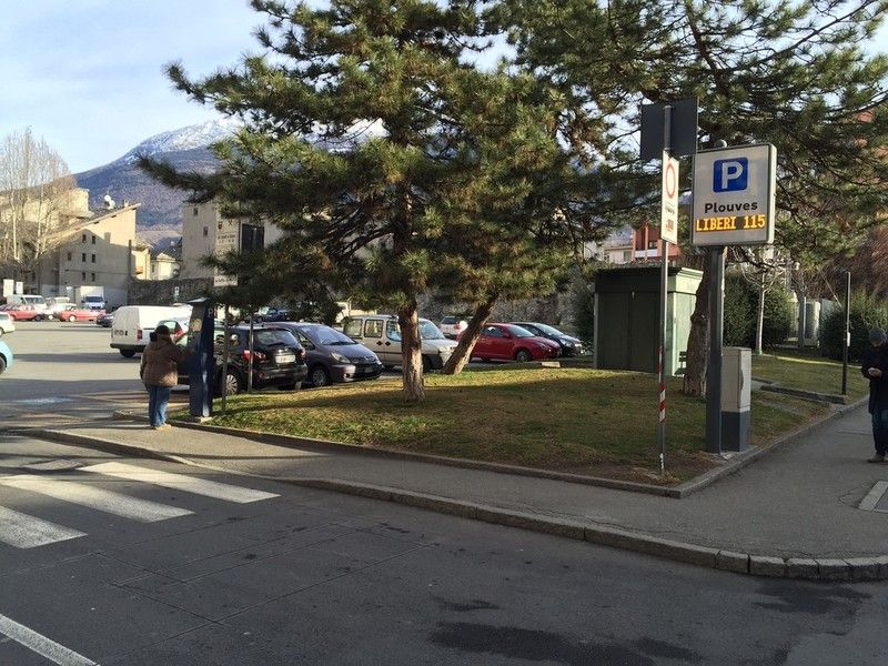 Pour l’Autonomie, 'Chiusura di Piazza Plouves grave danno per commercianti e turisti'