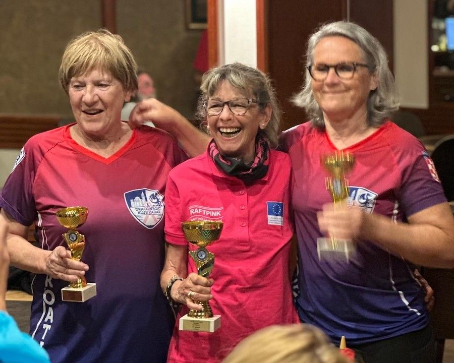 Il podio della gara, da sn Club Zadar Croazia 3 capitano Mira Jakupovic, al centro Tiziana Frassy (Vice Presidente di VIOLA), a destra Club Zadar Croazia 2 capitano Dubravka Karlovic