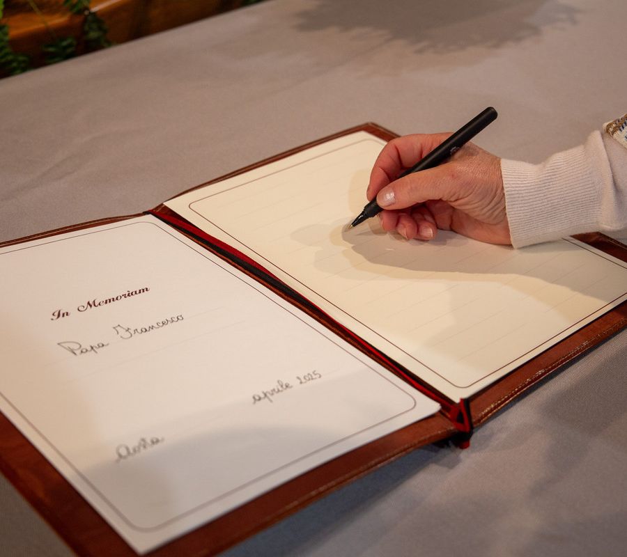 Aperto il Registro delle condoglianze a Palazzo regionale  per la morte di Papa Francesco