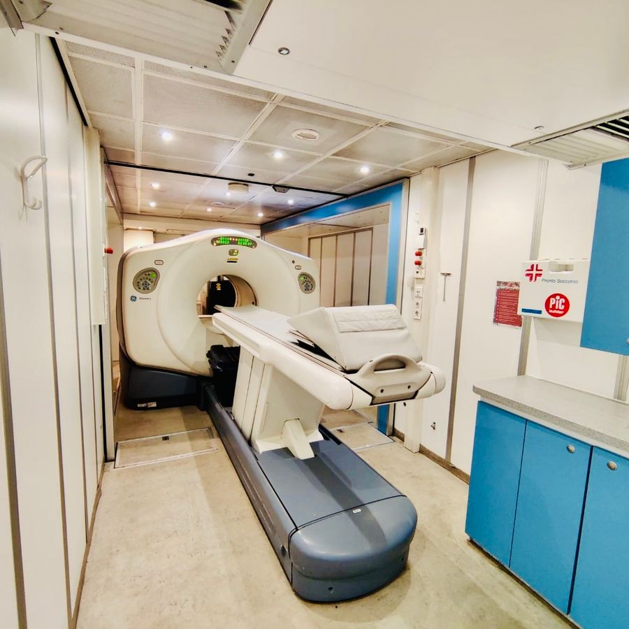 Lo staff medico in servizio alla risonanza magnetica del 'Parini'