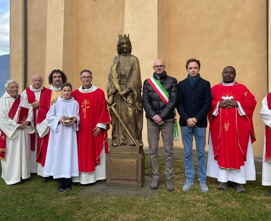 Da sn Don Ivano Reboulaz, il diacono Eligio Giovannetti, don Michel Ottin, don Diego Cuaz, il parroco don Isidoro Mercuri Giovinazzo, il sindaco Ronny Borbey, il Presidente del Consiglio comunale Jordy Bollon, don Leonard Bizimungu, don Elio Vittaz