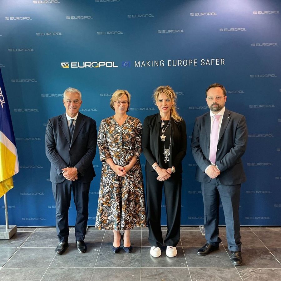 La senatrice Nicoletta Spelgatti (seconda da sn) insieme alla delegazione di Europol