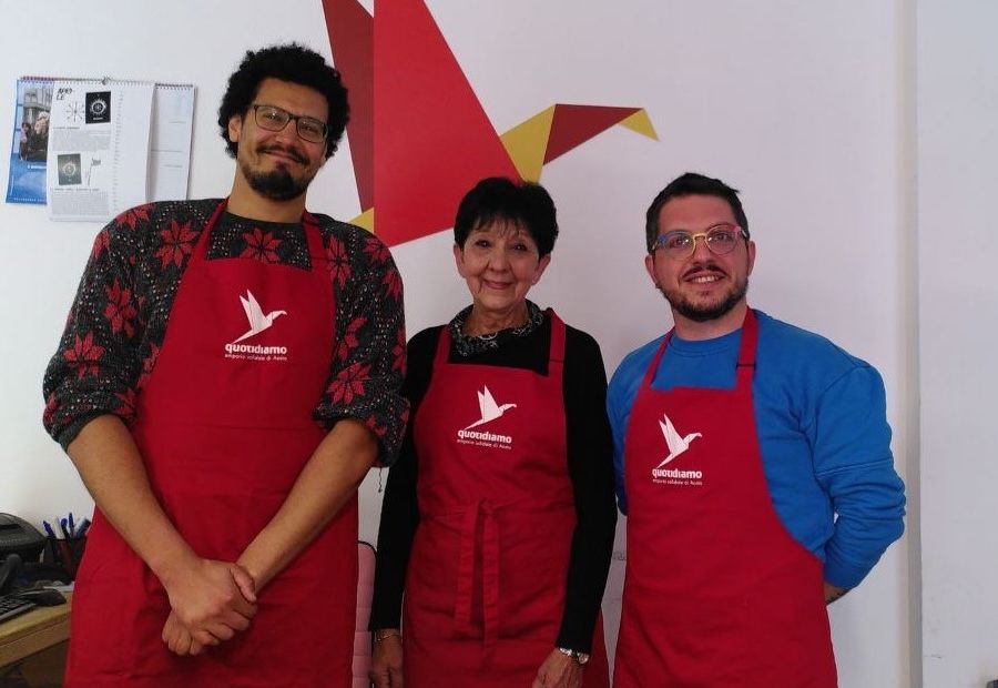 Younes volontario del servizio civile e Paola volontaria insieme a Giulio