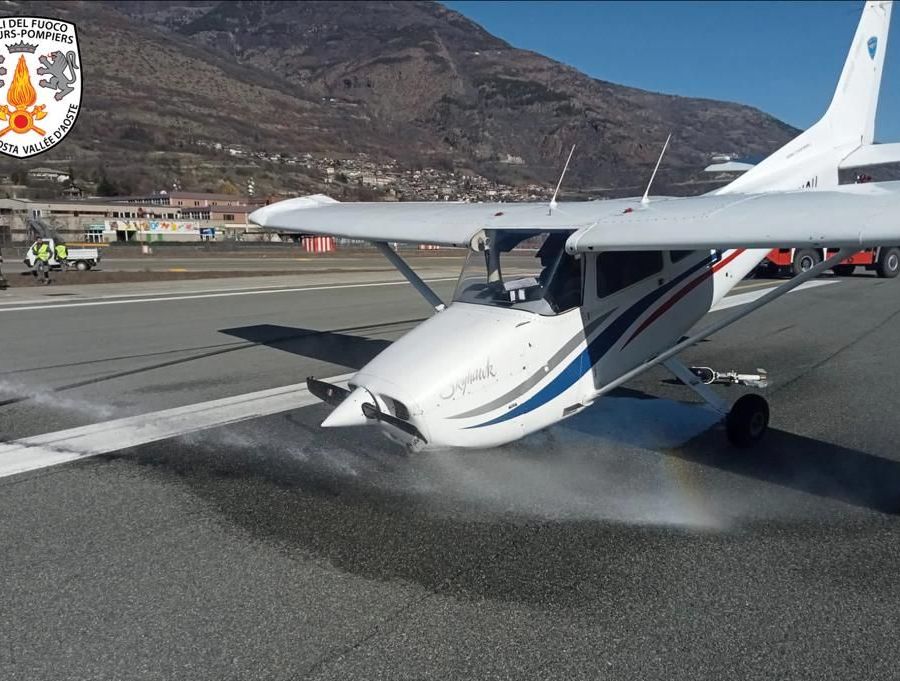 Per il vento, aereo Cessna impatta al suolo in atterraggio; illesi i passeggeri