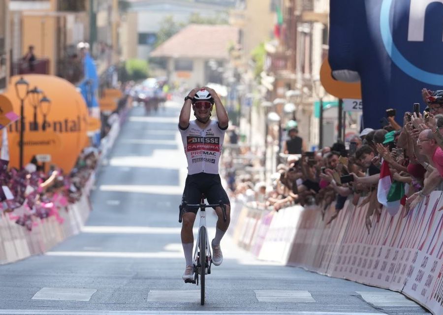 Filippo Agostinacchio all'arrivo (photo credit Giro Next Gen)