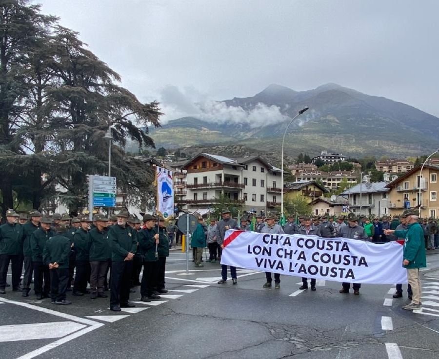 Gli Alpini sfilano ad Aosta, 'portiamo pace e spirito di servizio'