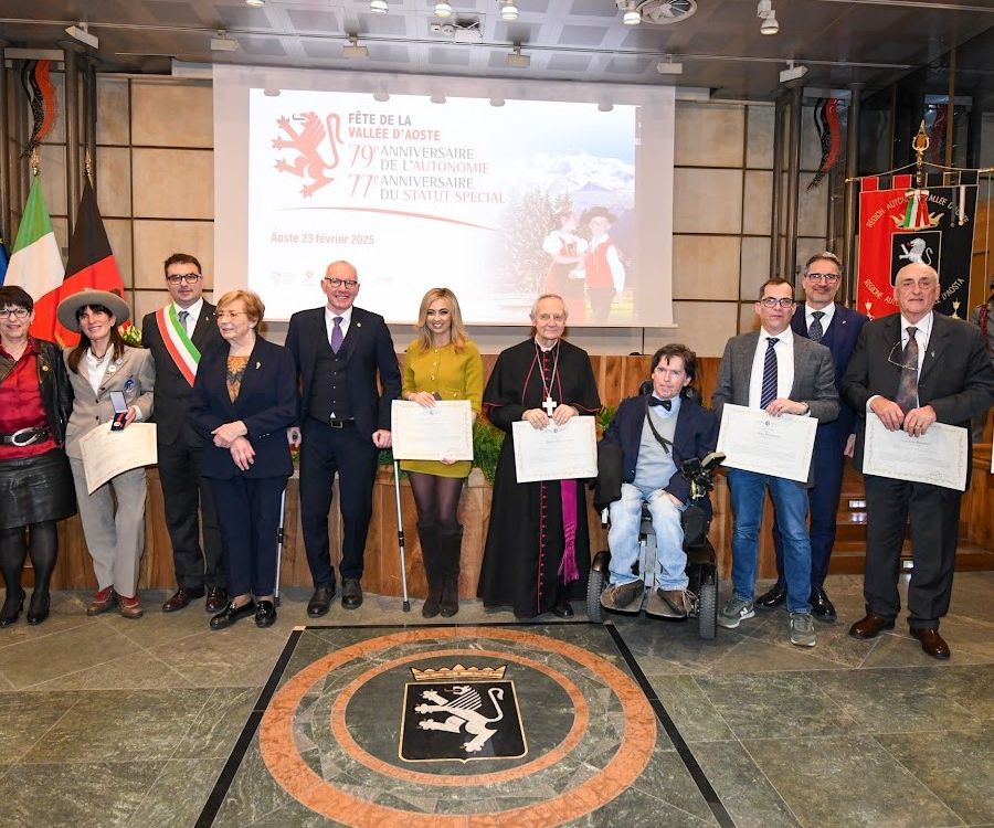 Foto di gruppo per 'Amis' de la Vallée d'Aoste, 'Chevalier de l'Autonomoe' e autorità regionali