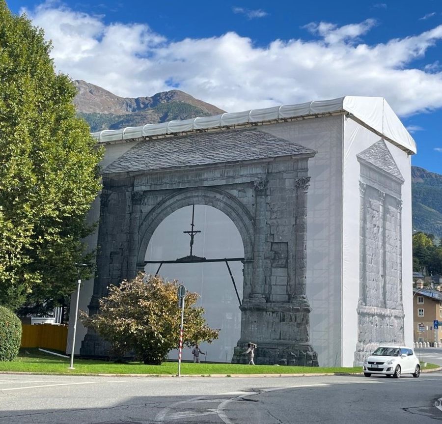 Aosta, l'Arco d'Augusto è ricomparso su tela; 'potevate pensarci subito, però...'