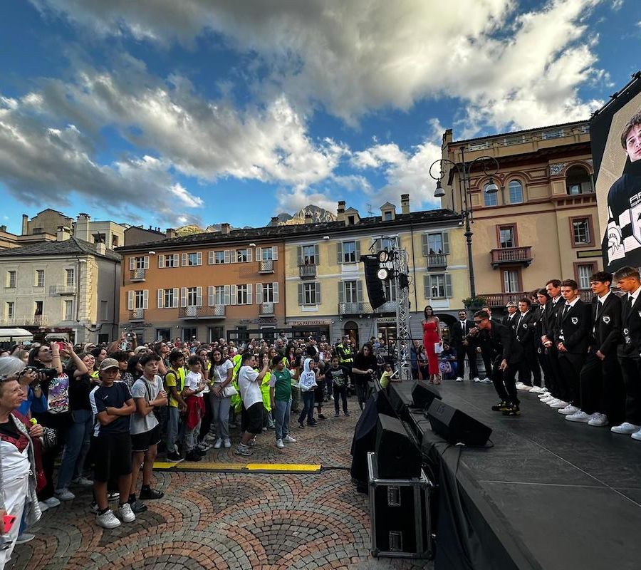 Hockey: piazza Chanoux ha accolto la festa di Ares Sport