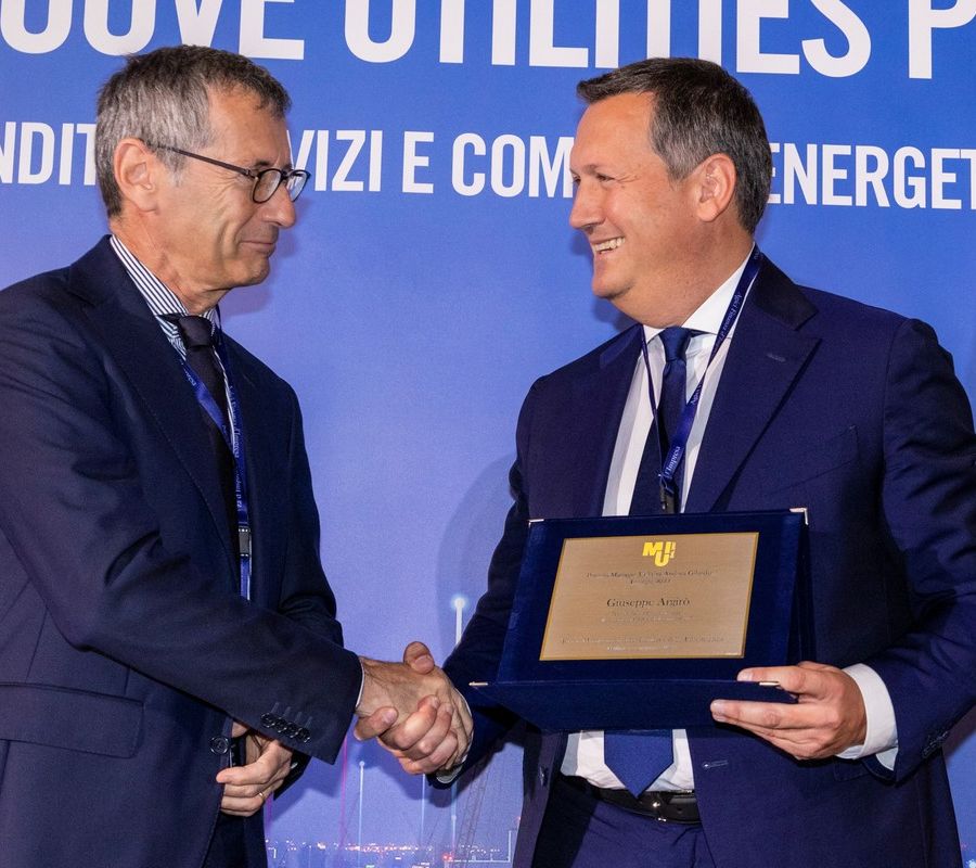Maggio 2023; Giuseppe Argirò (a dx) riceve il riconoscimento 'Manager Utilities 2022 del settore Energia'