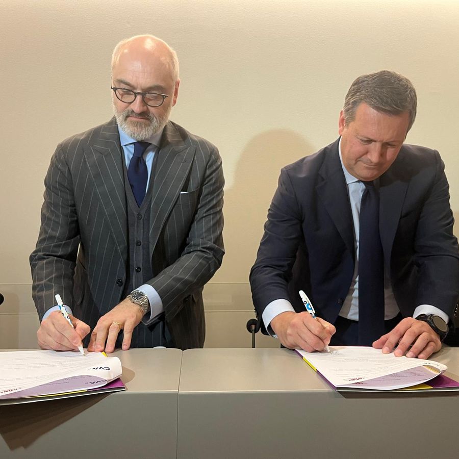 Da sn Massimiliano Burelli e Giuseppe Argirò alla firma dell'accordo