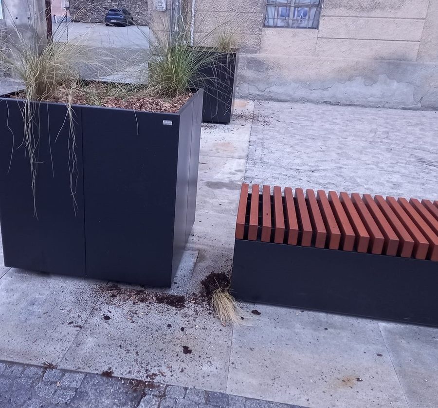 Aosta, vandalizzati a tempo di record i nuovi arredi urbani
