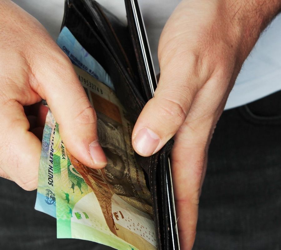 Prelievi in contante: quando scatta la segnalazione delle banche alla UIF?