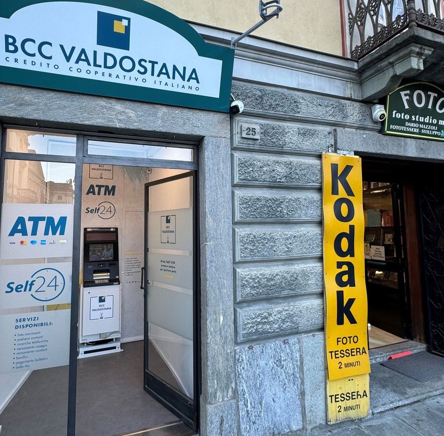 Nuovo ATM 'evoluto' della Bccv in piazza Chanoux ad Aosta