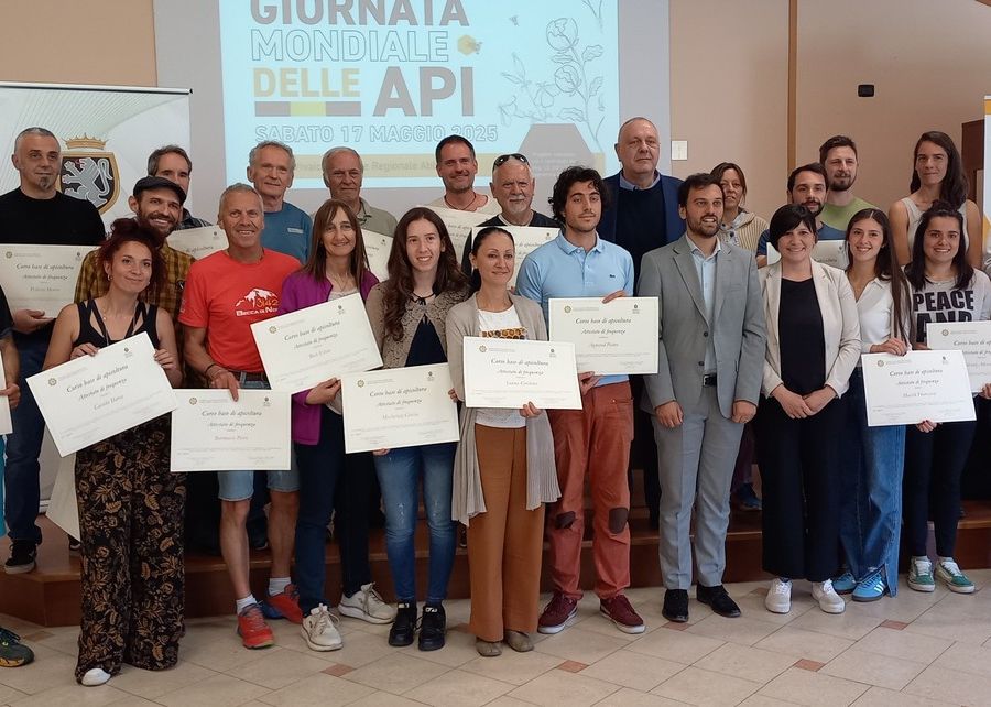 Foto di gruppo per i nuovi giovani apicoltori insieme all'assessore Carrel