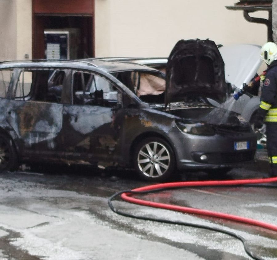 Divampa incendio fra auto, panico a Valtournenche