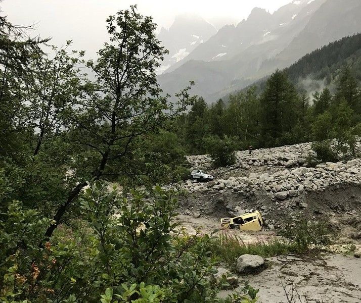 La Panda dei coniugi Mattioli trascinata dalla massa detritica