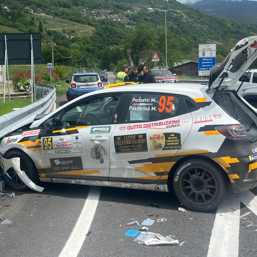 Muore pilota colpito da attacco cardiaco mentre è alla guida. Si ferma il Rally della Valle d'Aosta