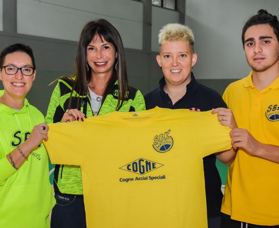 Stefania Minniti, presidente della SBK Basket School; Ilaria Fadda, direttore Risorse Umane CAS; Silvia Rosset, coordinatrice tecnica e organizzativa SBK Basket School; Simone De Fazio, istruttore minibasket