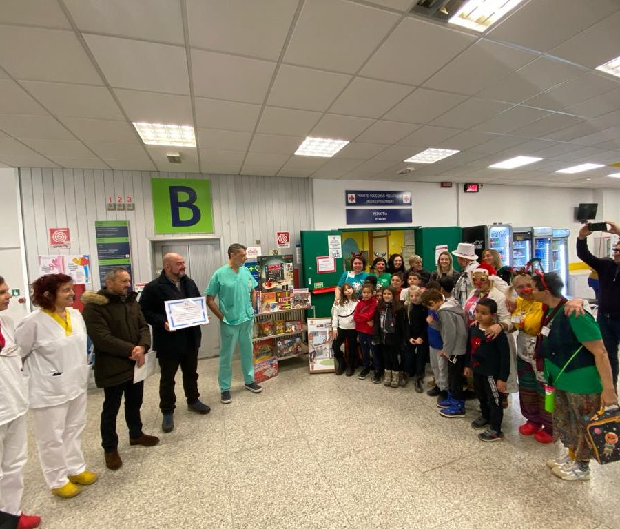 Giocattoli per i bimbi della Pediatria al Beauregard donati dalla scuola 'E. Lexert'
