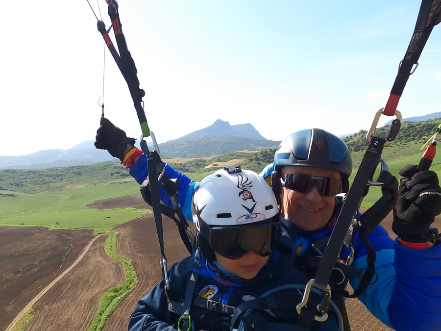 Valerio e Luigi Boggia nei cieli dell'Andalusia con i campioni del parapendio