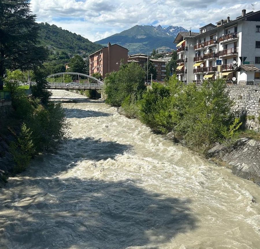 Aosta: Dalla diga di Place Moulin scarico controllato nel Buthier, non si cammina vicino alle rive