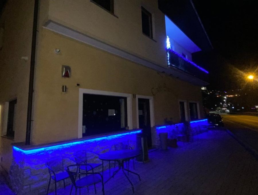 Saint-Pierre: Rissa e clienti 'pericolosi' al Café Sarriod, licenza sospesa e locale chiuso