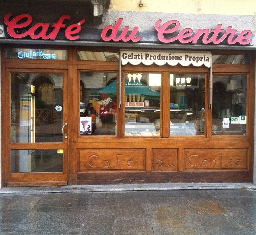 Caccia a chi usato spray al peperoncino al Café du Centre, 30 persone intossicate