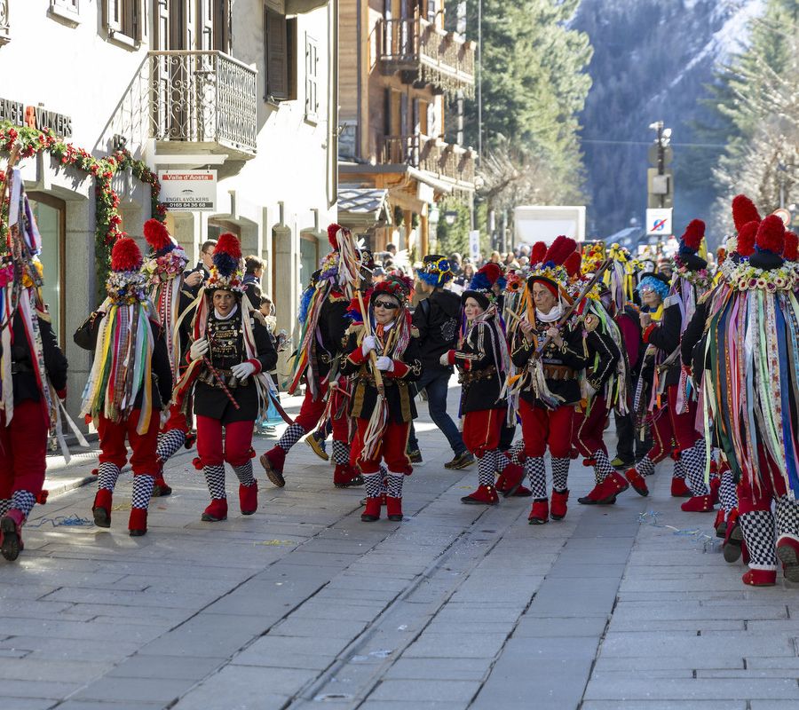 Tutto pronto per 'Lo Camentran', il suggestivo Carnevale di Courmayeur