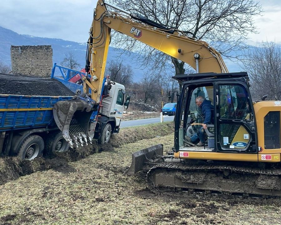 L'intervento in soccorso del camion a Jovençan