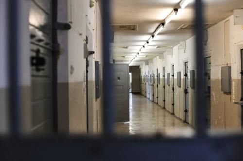 Scoperto a far grappa in cella, detenuto a Brissogne aggredisce gli agenti