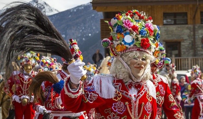 Sabato 13 inizia la lunga stagione del Carnevale; tutti gli appuntamenti in Valle