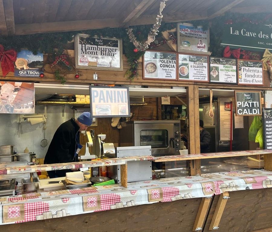 Marché Vert Noel: Tradizione e innovazione gastronomica si incontrano alla 'Cave des Gouts Alpins'